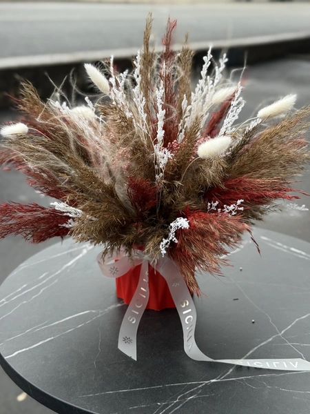 Композиция из сухоцветов красная