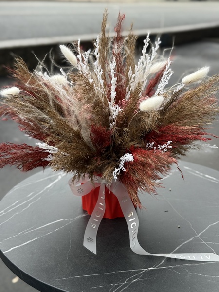 Композиция из сухоцветов красная